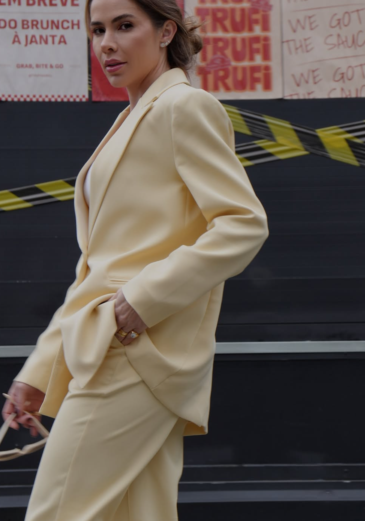 Modelo vestindo peça da nova coleção em tons neutros.